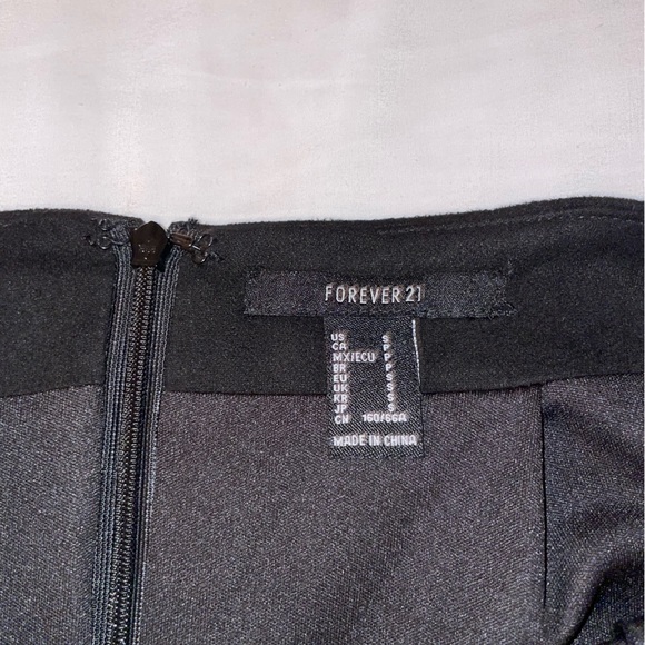 Simple black skirt - Picture 4 of 4